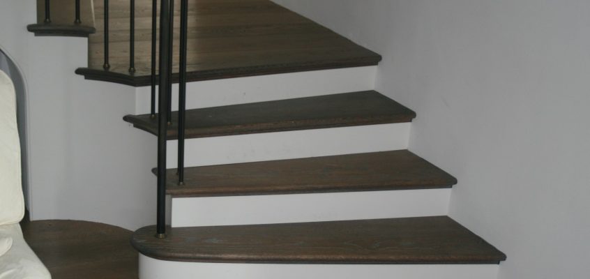 Oak staircase with mahogany handrail